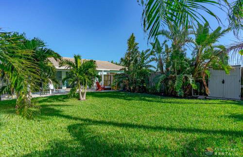 Dog Friendly Home wPrivate Fenced Yard, Garage & Fire Pit STEPS to the Beach! - Foto 25