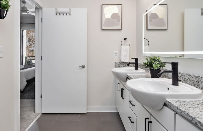 Spacious 2BD With Private Balcony and Free Parking - Foto 15