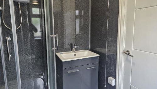 Charming and Compact Studio in Bridgend - Photo 5, Shower