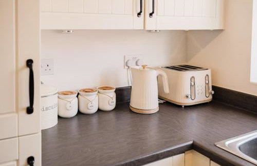 Beautiful 3 Bedroom Home Near Worcester - Photo 2