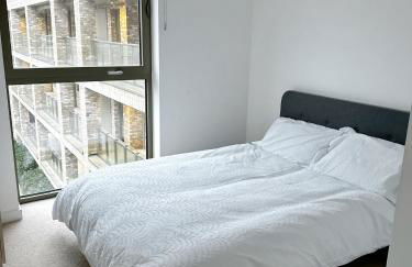 Stylish 2BR Apartment with Balcony & Views - Foto 6