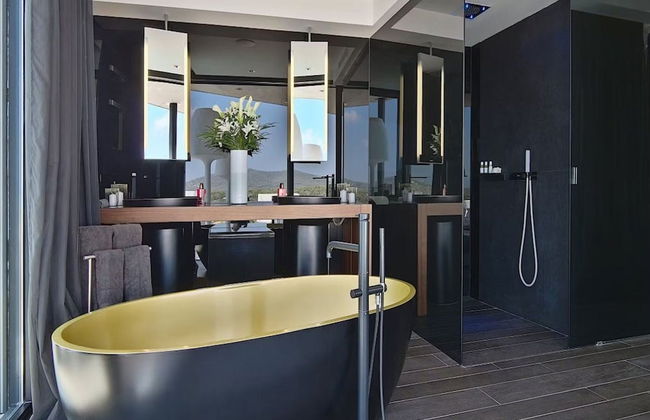 Striking Villa With Terraced Garden - Foto 14