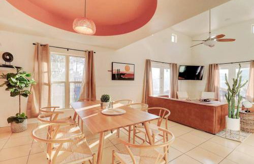 Epic 6BR with Pool, Spa and Fire Pit - Walk to Trails - Foto 7