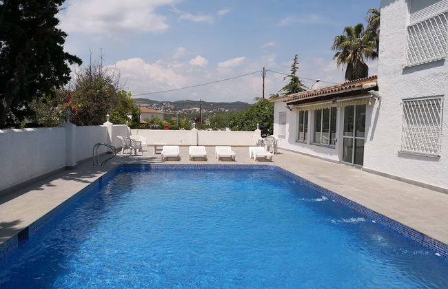 Villa con gran piscina en zona residencial - Photo 1