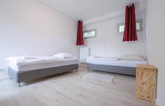 Spacious House - Photo 24