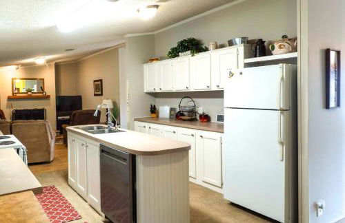 Lakefront Many Vacation Home with Deck and Views - Foto 9