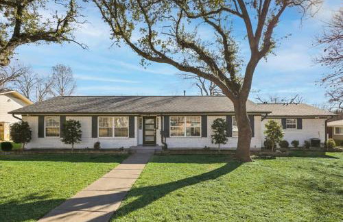 Stunning Dallas Home w Beautiful Yard Big Groups - Foto 39