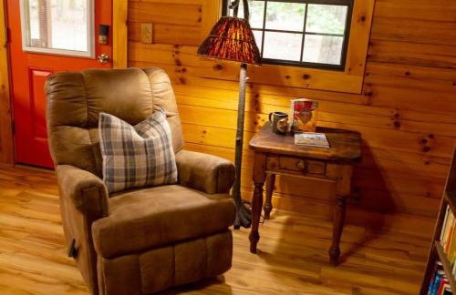 Cabin in the Woods - Hot Tub, Fire Pit, BBQ - Foto 22