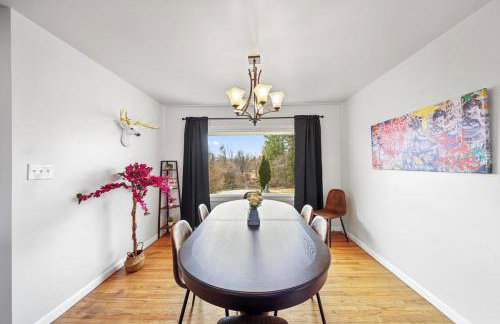 Comfort, Fun, & Charming - 5BR Oasis with Pool - Foto 14