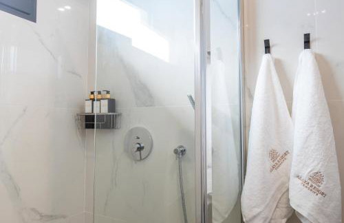 Apartamento de Lujo con Jacuzzi Privado, Piscina y Vistas al Mar - Foto 14