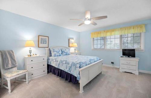 Beachy Vibes - 2BR w lake views & screened sunroom - Foto 7