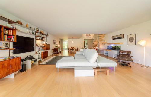 Grand Villa w/ Pool, Garden & Garage by HostWise - Foto 44