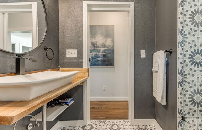 2BR Stylish Retreat in Midtown - Photo 26