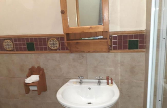 Spacious Double Room in Lovely Guesthouse - Photo 9