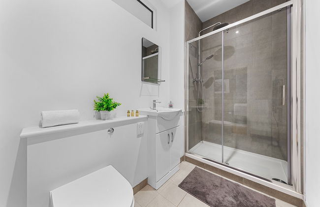 Stunning 1 Bed Apartment Near Heathrow London - Photo 18