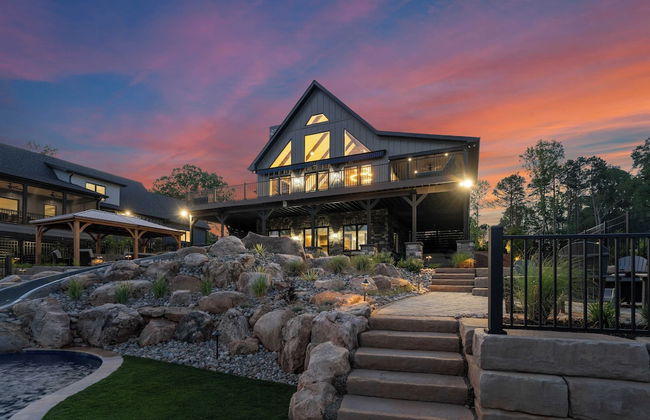 Gray Fox Lodge by Avantstay Waterslide Pool, Theater Sleeps 21 - Foto 13