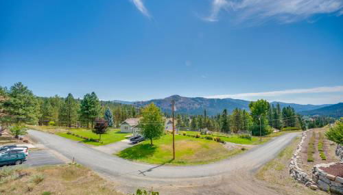 Mtn-View Getaway with Spacious Deck in Republic! - Foto 2