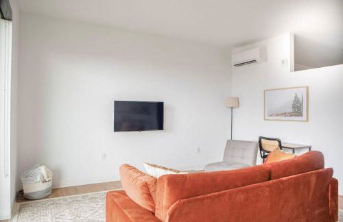 Chic East Side 1BR Apt with Balcony, Pool, and Gym - Foto 9