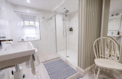 Charming Coates Cottage - Photo 26