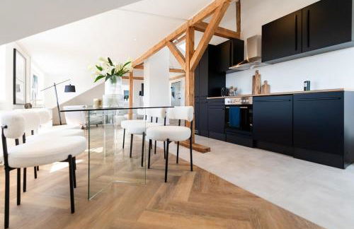 2 BR Loft - LUXUS - MODERN - PARKPLÄTZE - KAFFEE - NETFLIX - WEINBERGBLICK - KÜCHE - BALKON - Foto 14