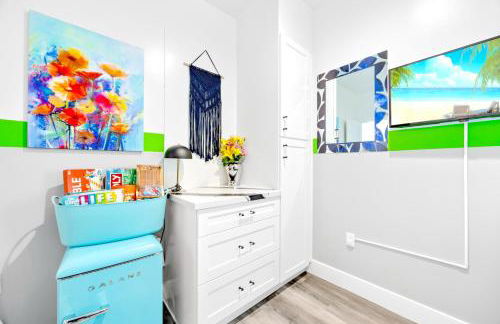 D- Hip & Stylish NoHo Family-Friendly Home near Universal & Hollywood with Patio - Hot Tub - Games - & Parking - Foto 26