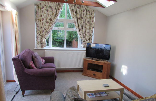 Spacious Detached Bungalow With Ample Parking - Foto 48