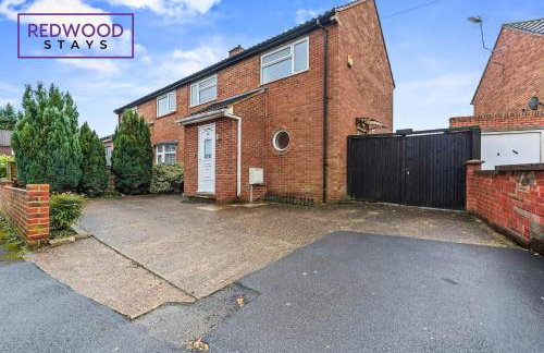 Cosy 3-Bedroom Serviced House with Free Fast WiFi and Parking for 2 Cars By Redwood Stays - Foto 32