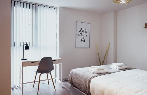 Modern 1-Bedroom Apartment near Kew Gardens with Free Parking & Workspace - Foto 9