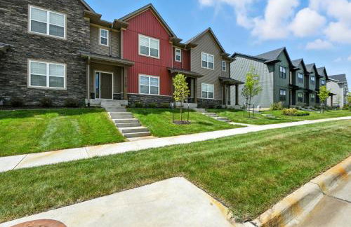 Modern Townhome Retreat in Prime Location townhouse - Photo 32