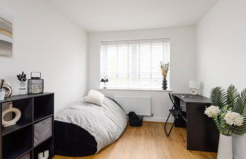 Spacious 3 Bedroom House In Canterbury with Garden and Driveway - Sleeps 7 - Photo 7