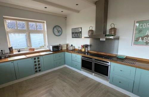 Penarvon House - Stunning Waterfront Escape with Games Room - Foto 30