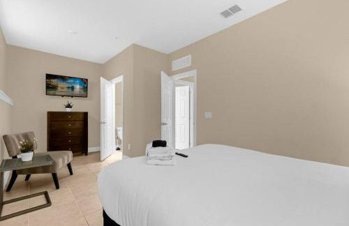 Vibrant 4BR Family Townhome 1 mile from Disney World and Disney Springs - Photo 23