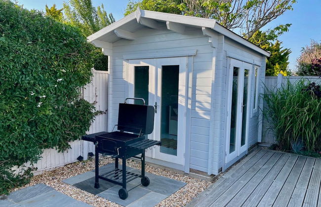 Charming Seaside Cottage - 5-min Walk to Beach - Photo 26