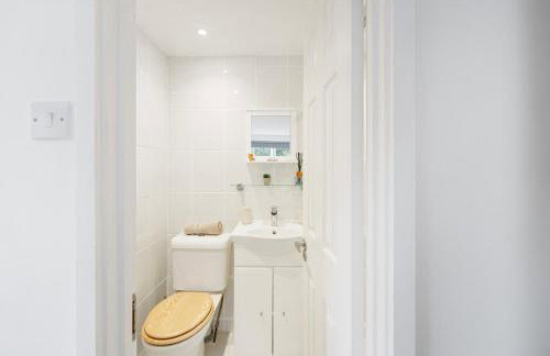 Central Apt-2Bed 2Bath-AC unit-By FabAccommodation - Foto 17