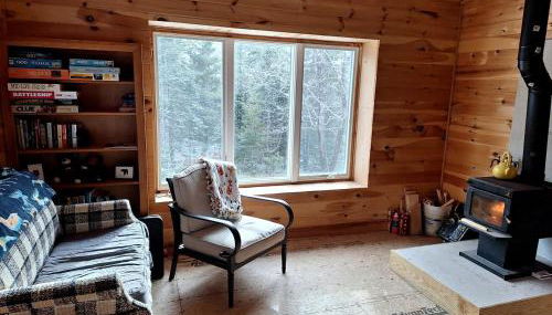 Unplug nd Reconnect in Peceful Off-Grid Cbin for Relxtion nd Nture Immersion in Beddington, Mine - Foto 3