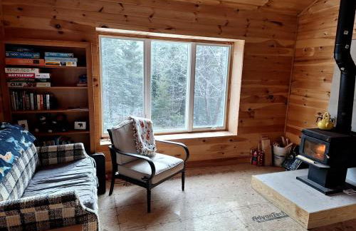 Unplug nd Reconnect in Peceful Off-Grid Cbin for Relxtion nd Nture Immersion in Beddington, Mine - Foto 3