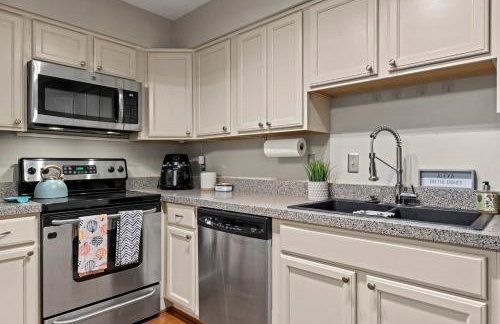 Lakeside Stay Metro, INOVA, Dining & Shops Nearby! - Foto 34