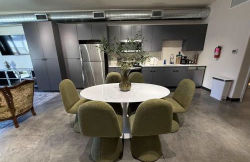 Stylish South Hill Retreat Queen Bed and Sofa Sleeper Full Kitchen Free Parking - Foto 7