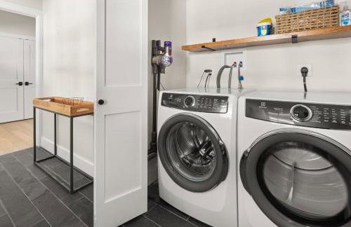 New & Modern Townhouse Close to Skiing, Brand New Hot Tub - Photo 29