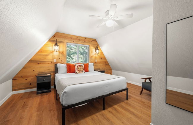 Sweet Pine Deck + Hot Tub, Cozy Modern Interior Close to Ski Resort! - Foto 32