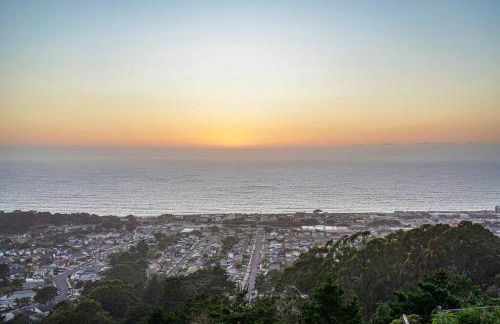 Charming 2BR Coastal Getaway in Pacifica - Photo 36