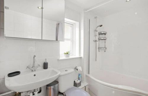 Home In Bletchley Milton Keynes, contractors favourite - Photo 54