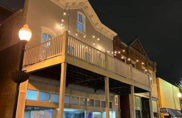 Main Street Balcony Apartment For up to 8 guests! - Foto 23