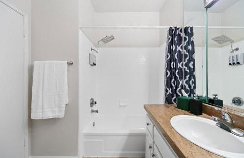 Beverly Hills Glamour Oasis 2 BR Apt with Parking 304 - Photo 33