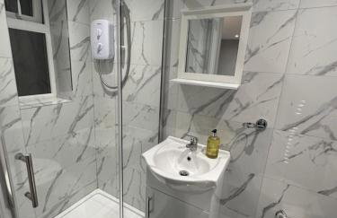 Luxury Detached Studio Apartment - Free Super Fast WiFi - Free Parking - 15 Mins from Luton Airport - Foto 6