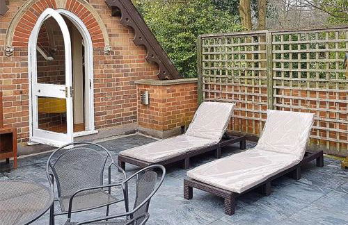 Unique 3 b'room house + free parking /city centre - Photo 3