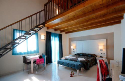 Theros Hotel - Photo 8