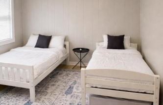 Charming Cottage with Fenced Backyard Pet Friendly - Foto 7