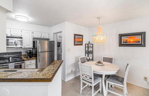 Tranquil Condo Walk to Beach - Foto 12