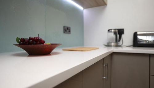 Is Y Coed Place By N And N Stays Ltd, Spacious 5 bed house in Wenvoe Cardiff, With Free Private Parking, Garden and WIFI - Foto 5